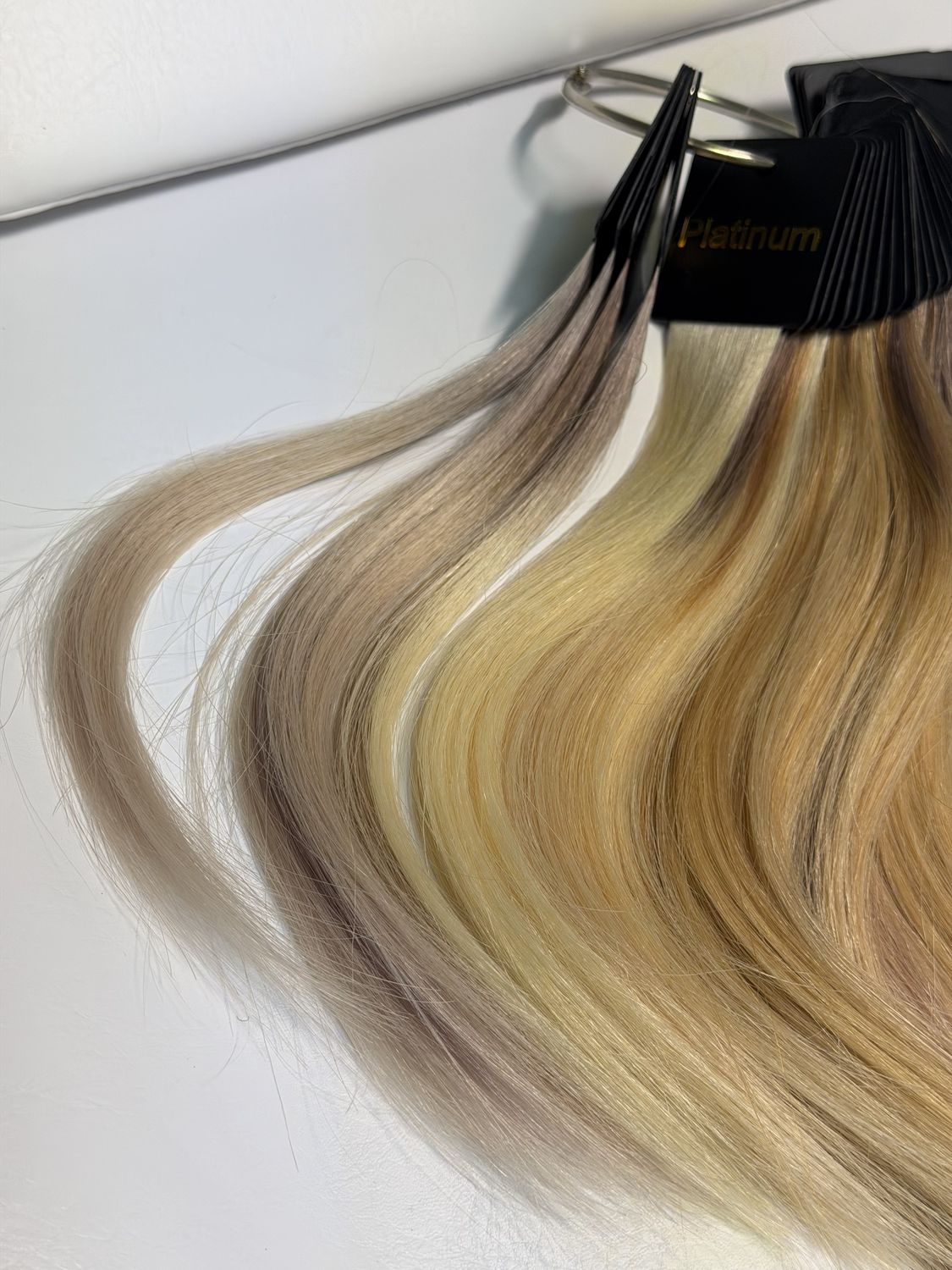 Haarverlängerungen in Platinum-Blond, hängend