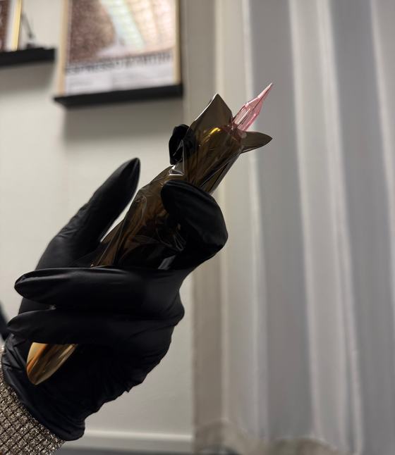 Permanent-Make-up-Gerät in schwarzem Handschuh